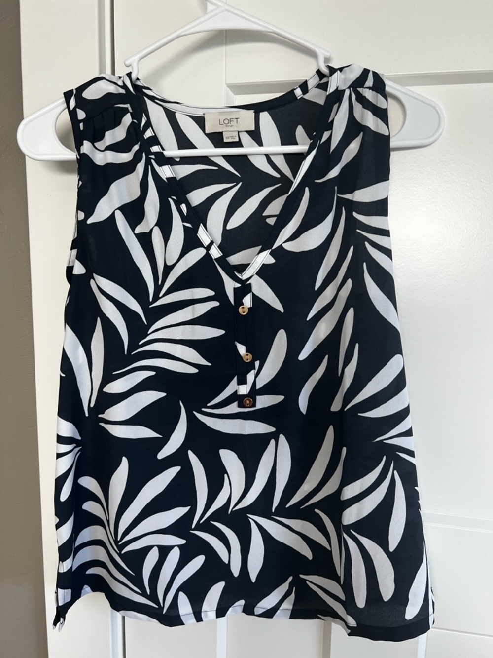 LOFT dark Navy & White Sleeveless V-Neck Shell with Leaf Print